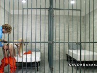 Охранник ебет заключенную блондинку в тюрьме