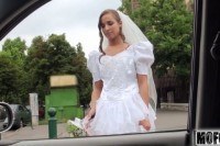 Парень ебет чужую невесту в машине